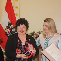 Sissi Potzinger mit Familienministerin Susanne Raab