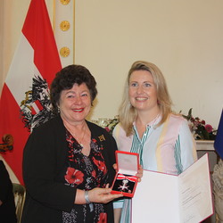 Sissi Potzinger mit Familienministerin Susanne Raab