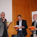 Theo Hippel überreicht die Festschrift.