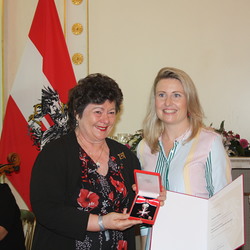 Sissi Potzinger und Familienministerin Susanne Raab