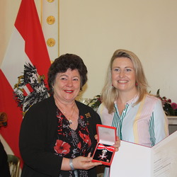 Sissi Potzinger mit Familienministerin Susanne Raab